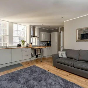 https://flat-on-royal-mile-near-castle.edinburghhotelsuk.org